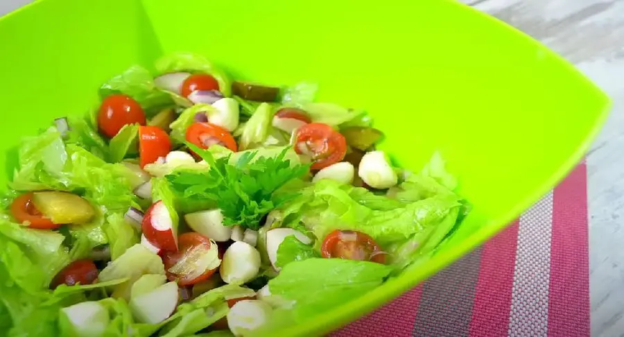 Przepis na Sałatka z mozzarellą do grilla . Czyli Jak ugotować i jak przygotować Sałatka z mozzarellą do grilla .