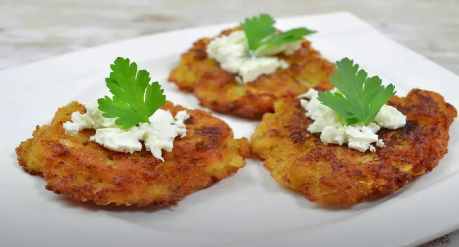 Przepis na Placki ziemniaczane z serem feta . Czyli Jak ugotować i jak przygotować Placki ziemniaczane z serem feta .