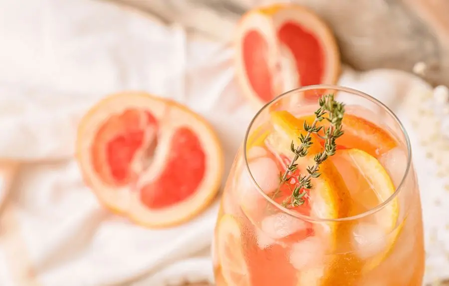 Przepis na Lemoniada rabarbarowo-grejpfrutowa z tymiankiem. Czyli Jak ugotować i jak przygotować Lemoniada rabarbarowo-grejpfrutowa z tymiankiem.