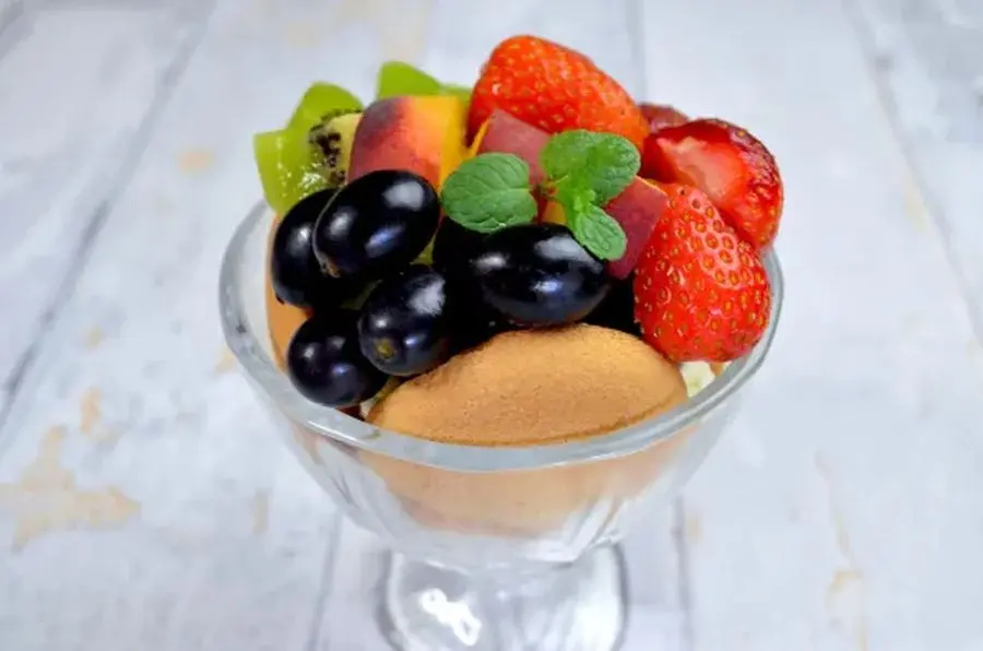 Przepis na Deser z serkiem mascarpone, biszkoptami i owocami. Czyli Jak ugotować i jak przygotować Deser z serkiem mascarpone, biszkoptami i owocami.