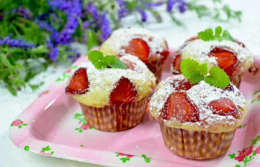 Przepis na Muffinki z truskawkami. Czyli Jak ugotować i jak przygotować Muffinki z truskawkami.