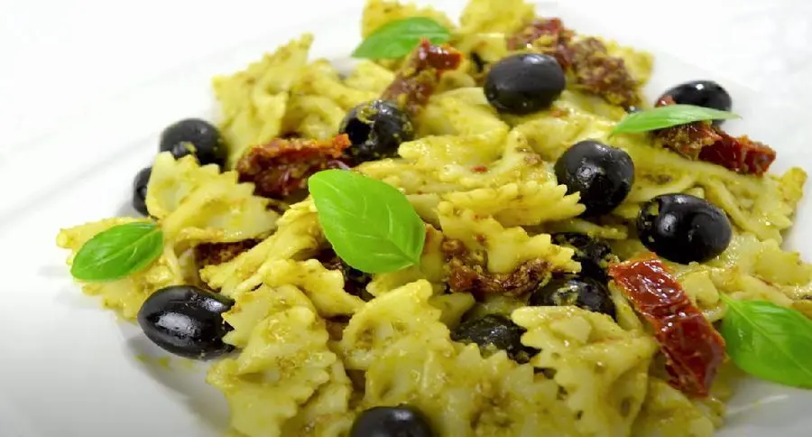 Przepis na Makaron z suszonymi pomidorami, czarnymi oliwkami i pesto. Czyli Jak ugotować i jak przygotować Makaron z suszonymi pomidorami, czarnymi oliwkami i pesto.