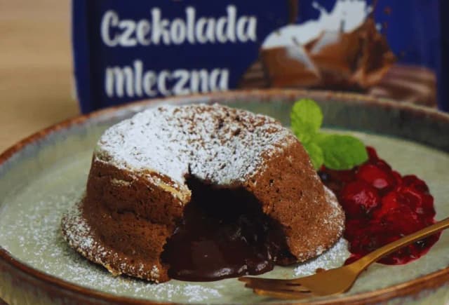 Przepis na Fondant czekoladowy z frużeliną z owoców leśnych