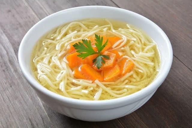 Przepis na Nudelzupa, czyli tradycyjny rosół z makaronem