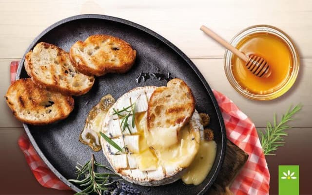 Przepis na Grillowany camembert z miodem chili