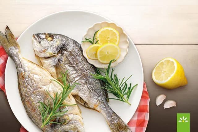 Przepis na Cytrusowa pieczona dorada z grilla