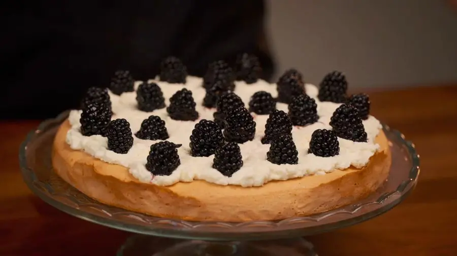 Przepis na Biszkopt z mascarpone i jeżynami. Czyli Jak ugotować i jak przygotować Biszkopt z mascarpone i jeżynami.